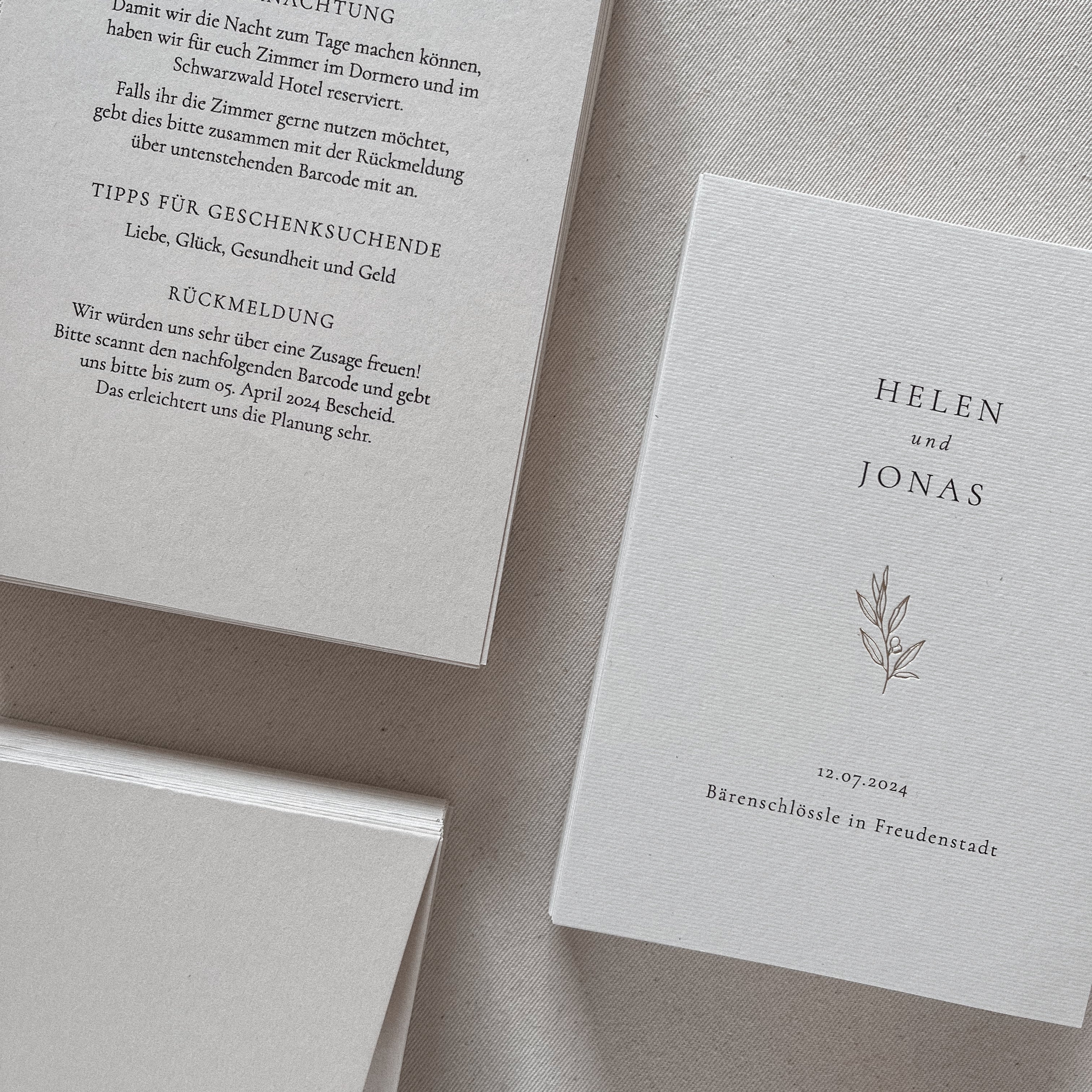 Einladungskarten Hochzeit, Hochzeitseinladungen, hochwertige Papeterie, minimalistische Hochzeitseinladung, Einladung mit minimalistischem Design. Einladung naturtöne, Einladung mit Goldprägung 