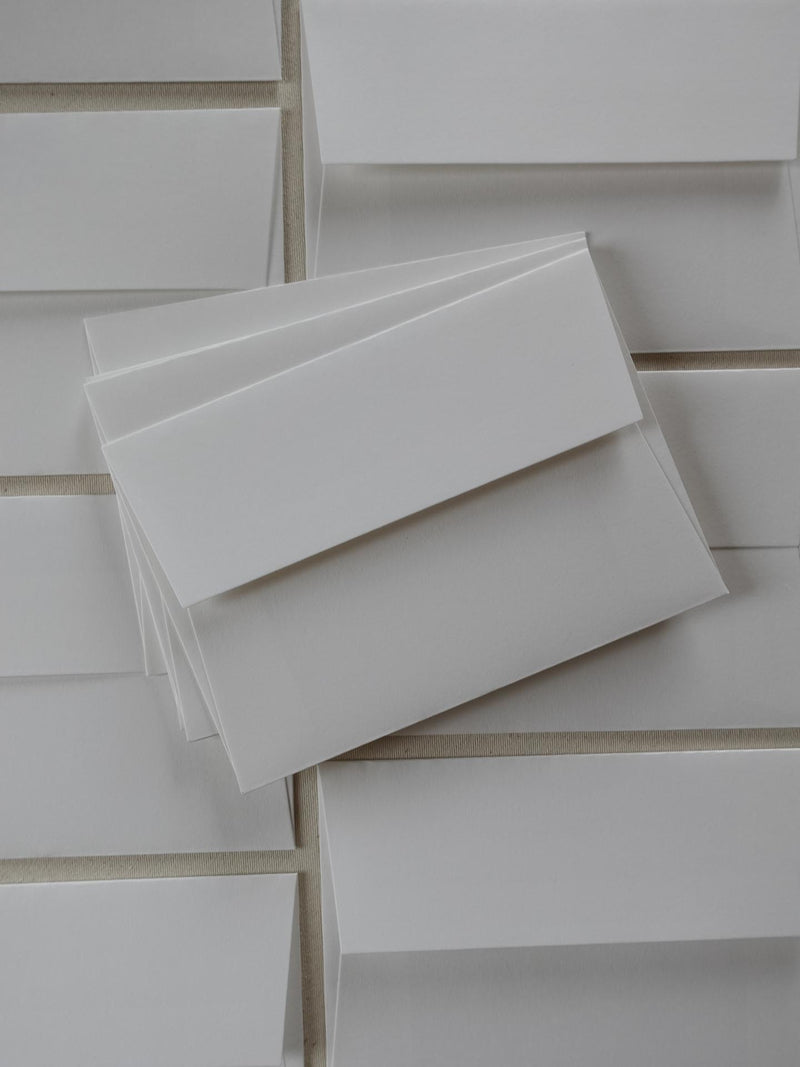 Umschläge beige Hochzeitseinladung modern mit gerader Klappe 