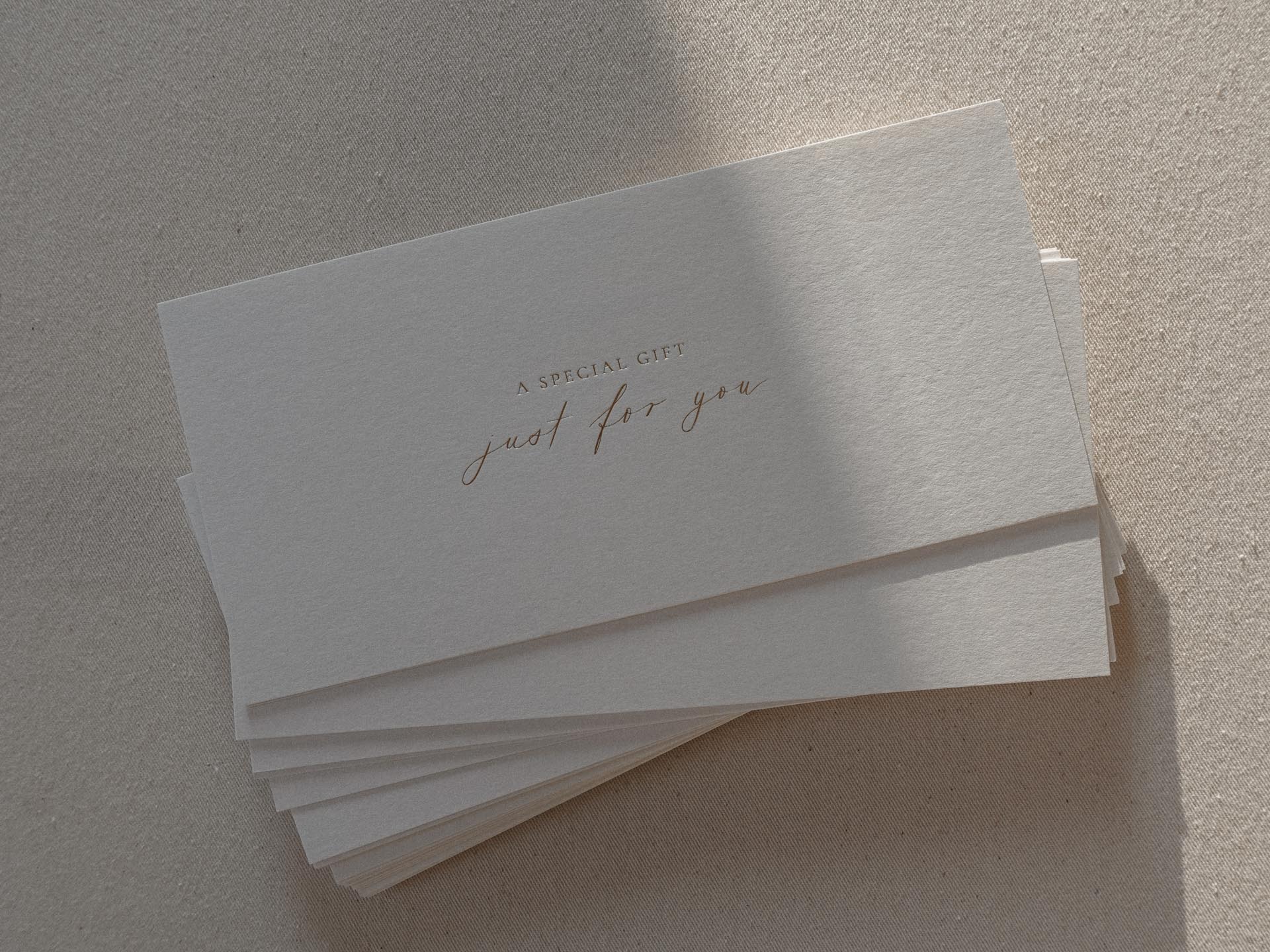 Geschenkgutschein, Prägung Gold, Gutschein mit goldener Prägung, hochwertiges Naturpapier, Papeterie für besondere Anlässe, giftguide, Geschenkideen