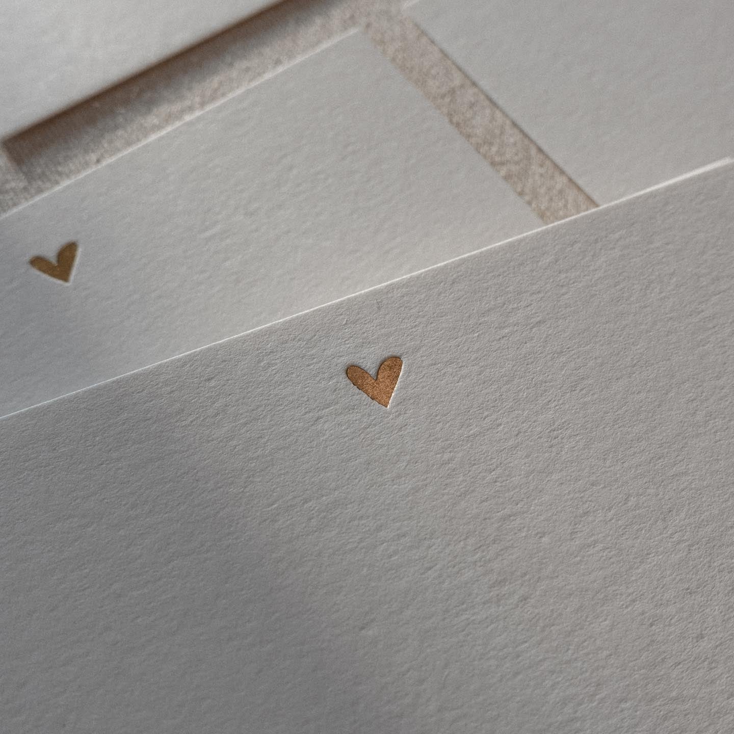 Karte mit Herzchen, Minimalistische Karte mit Herz, Grußkarte mit geprägtem Herzmotiv, Kleine Grußkarte aus Naturpapier, handmade, goldprägung 