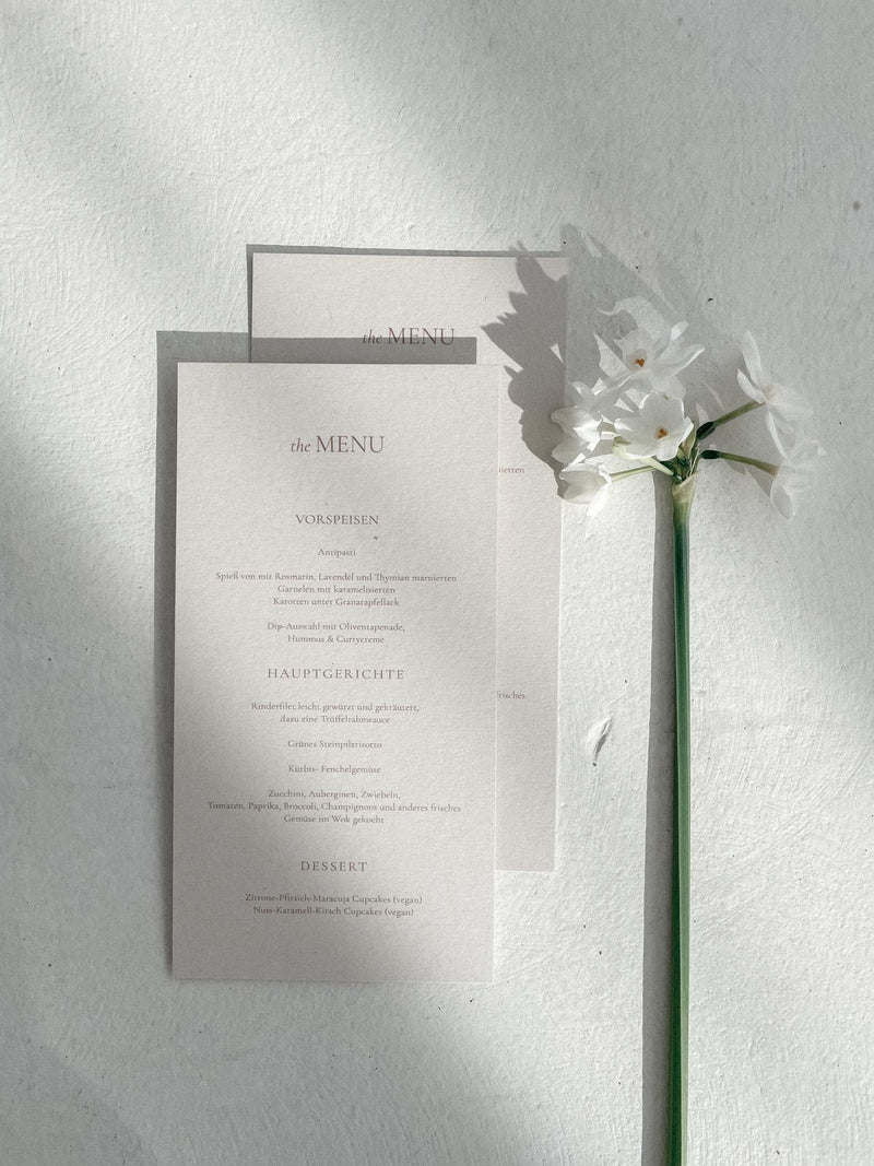 moderne, schlichte Menükarte beige