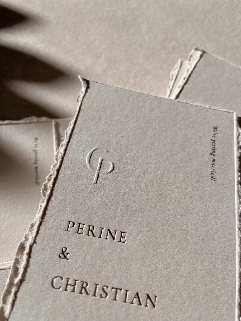Einladungskarten mit Goldprägung, Hochzeitseinladungen, individuelle Papeterie, hochwertige Papeterie, handgemacht, personalisierte Karten, Designpapeterie,stilvolle Hochzeitskarten, minimalistische Einladungen mit Prägung 